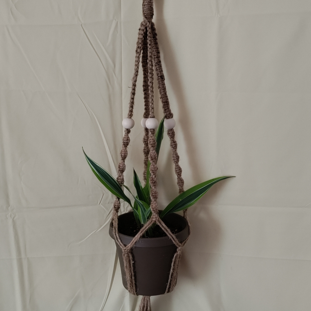 Macrame plant hangar